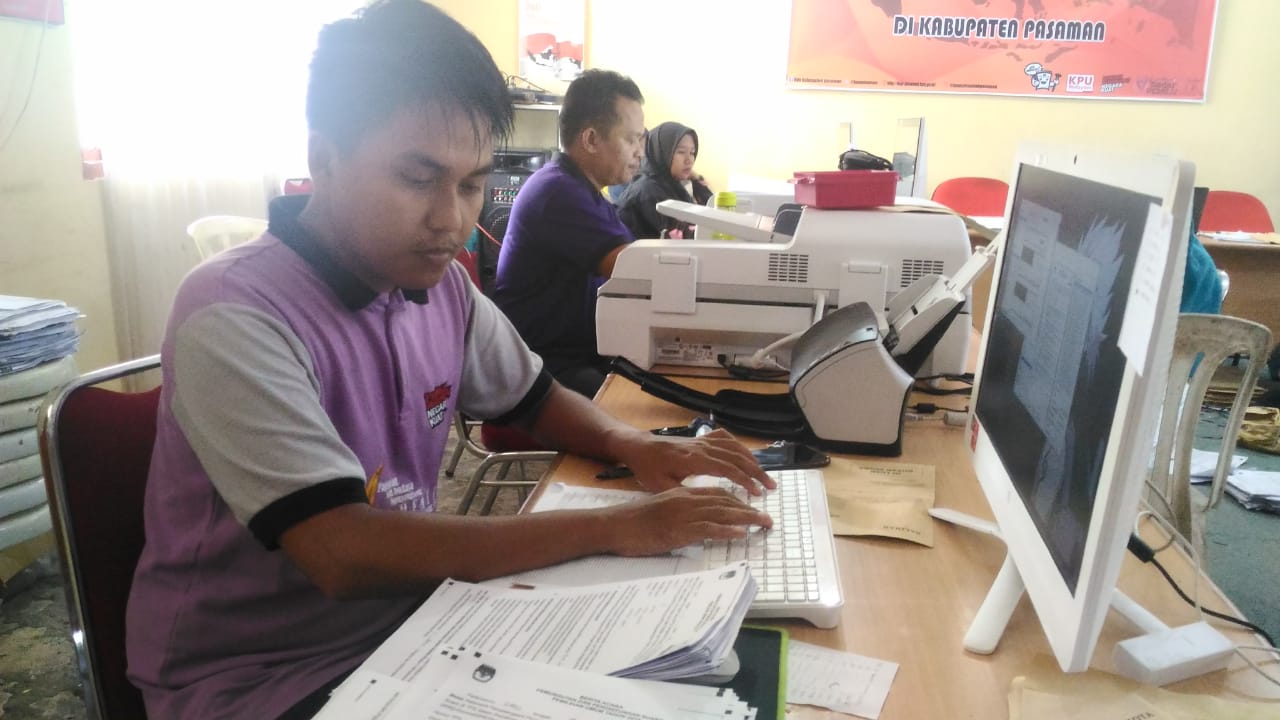 Petugas operator KPU Pasaman sedang melakukan pengentrian data penghitungan suara di TPS ke Aplikasi Situng Pemilu 2019.